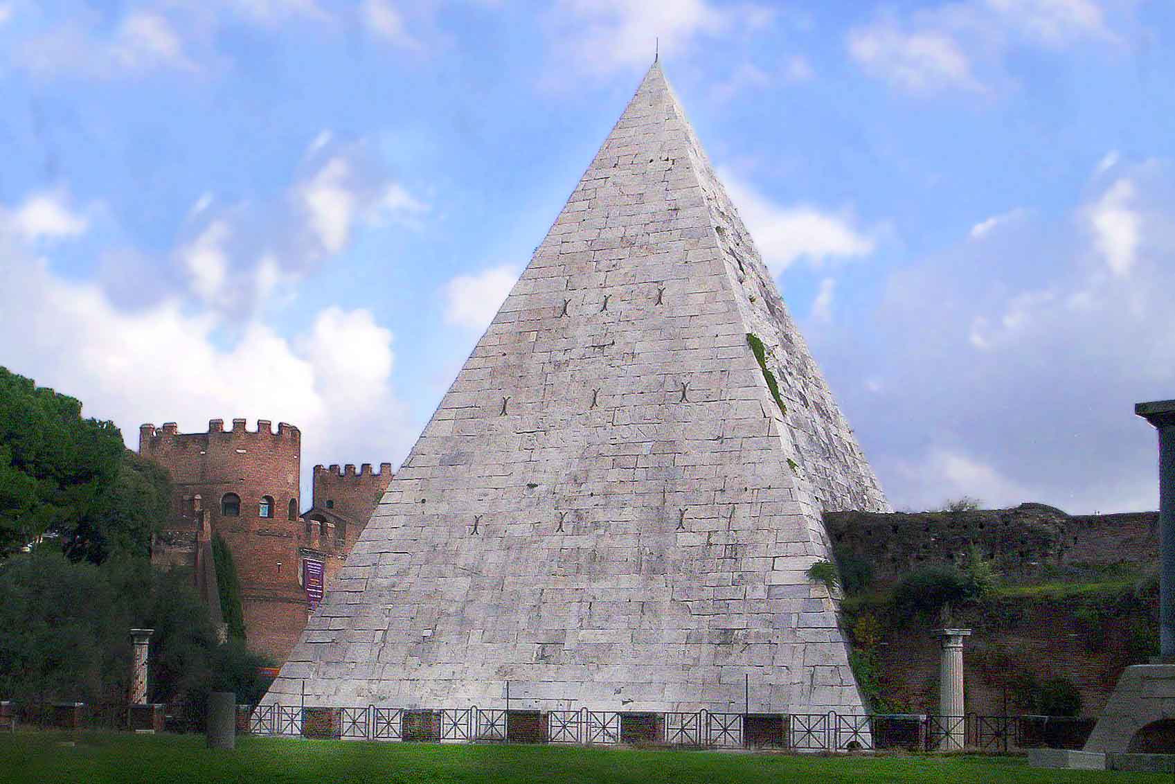 La piramide Cestia presso il Cimitero Acattolico di Testaccio